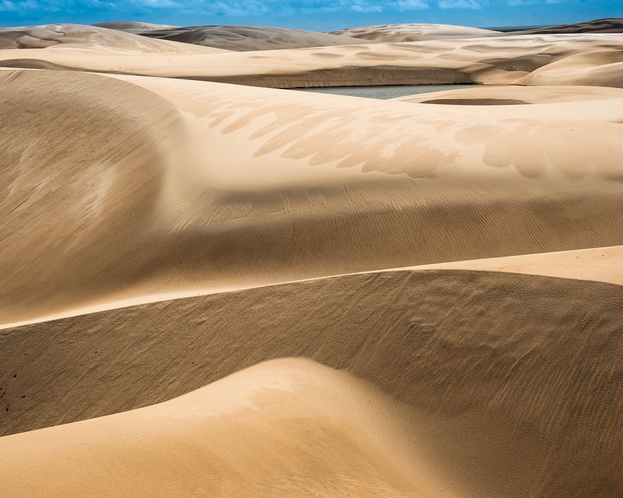 Обои небо, природа, макро, песок, пустыня, дюны, the sky, nature, macro, sand, desert, dunes разрешение 2048x1152 Загрузить