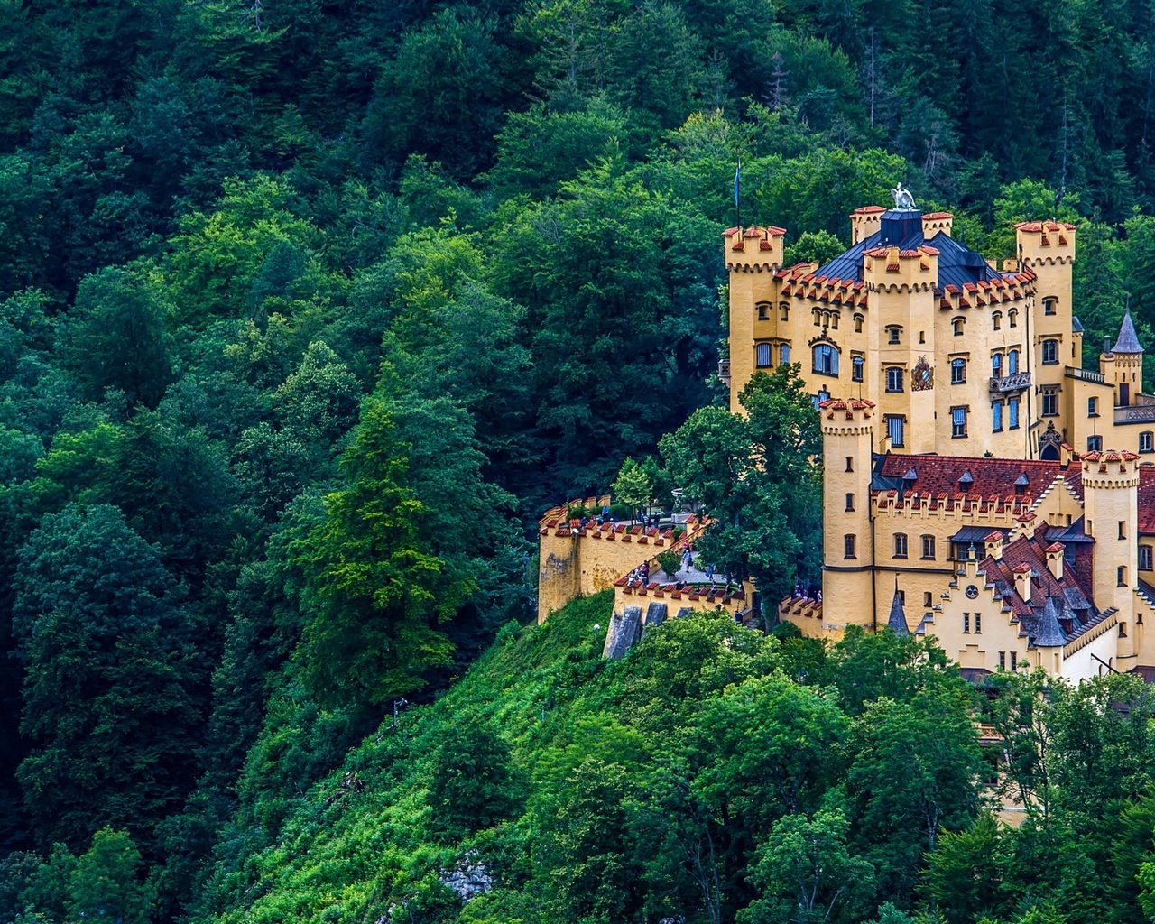 Обои лес, замок, германия, бавария, хоэншвангау, красочная, forest, castle, germany, bayern, hohenschwangau, colorful разрешение 2560x1600 Загрузить