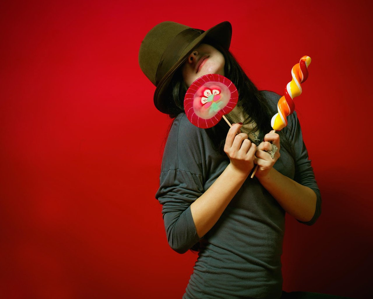 Обои девушка, фон, конфеты, красный, шляпа, girl, background, candy, red, hat разрешение 2047x1346 Загрузить