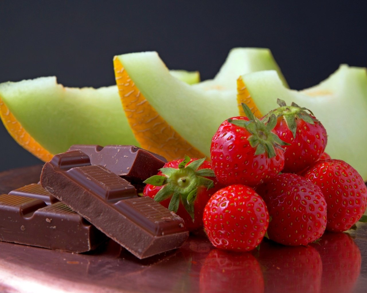 Обои клубника, шоколад, кусочки, дыня, strawberry, chocolate, pieces, melon разрешение 2400x1600 Загрузить