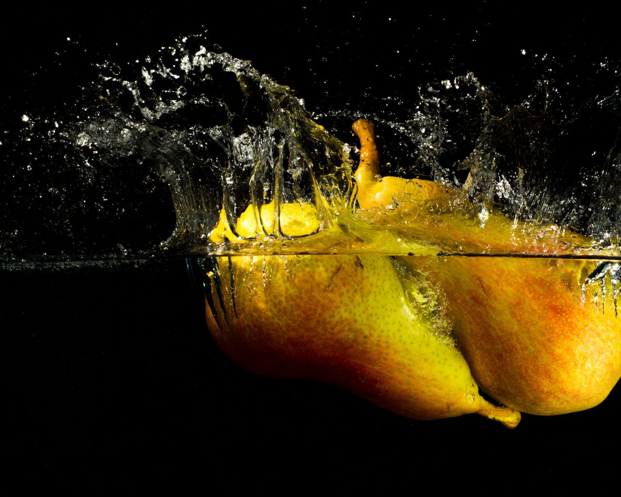 Обои вода, капли, фрукты, брызги, черный фон, плоды, груши, water, drops, fruit, squirt, black background, pear разрешение 4500x2782 Загрузить