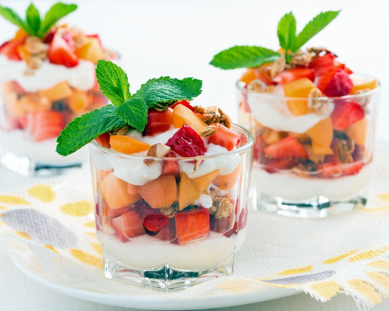 Обои мята, фрукты, ягоды, десерт, фруктовый салат, mint, fruit, berries, dessert, fruit salad разрешение 2048x1367 Загрузить