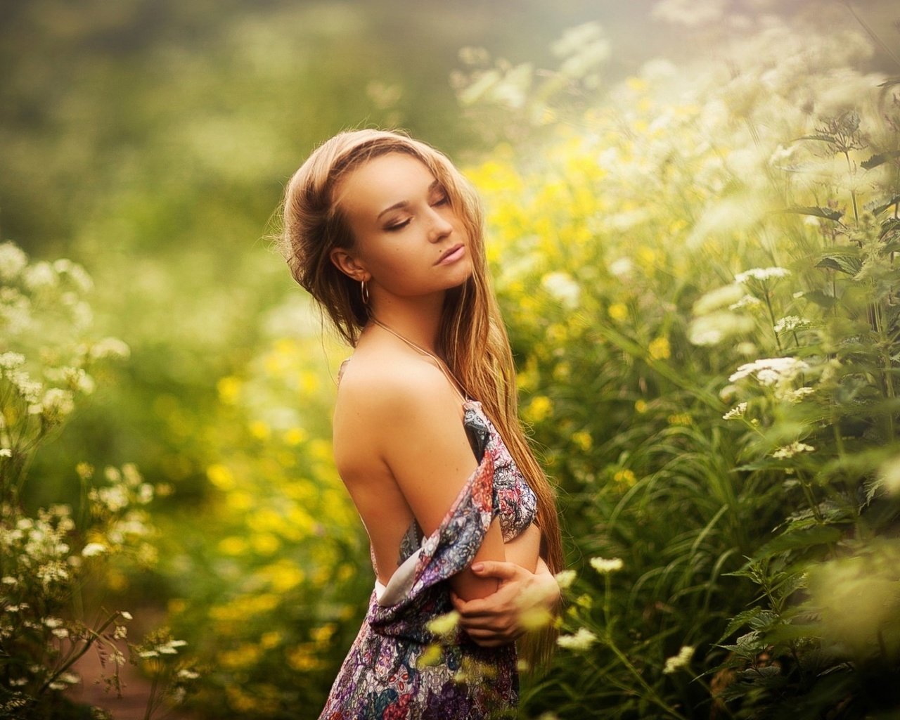 Обои природа, девушка, мечты, плечо, nature, girl, dreams, shoulder разрешение 1920x1200 Загрузить