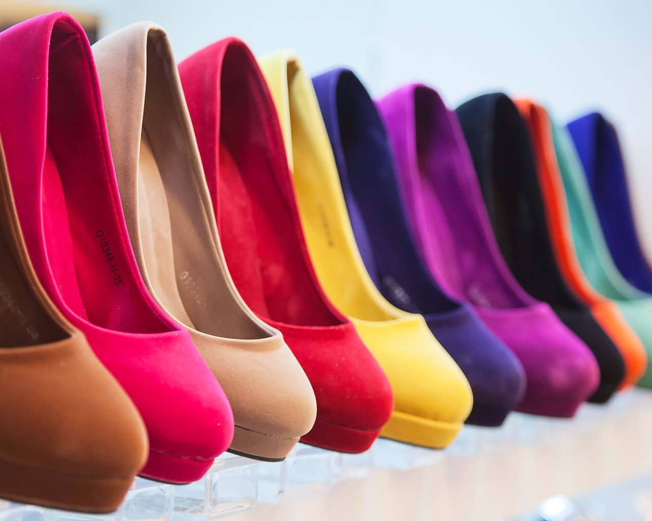 Обои цвет, каблуки, окрас, туфли, same model, different color, color, heels, shoes разрешение 4000x2964 Загрузить