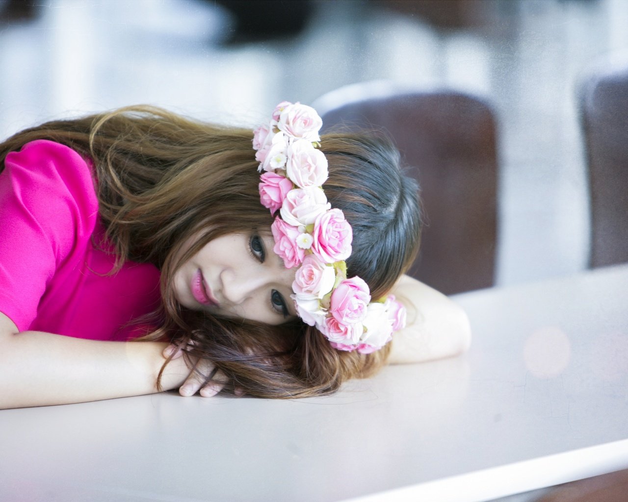 Обои цветы, девушка, венок, азиатка, flowers, girl, wreath, asian разрешение 2881x1921 Загрузить