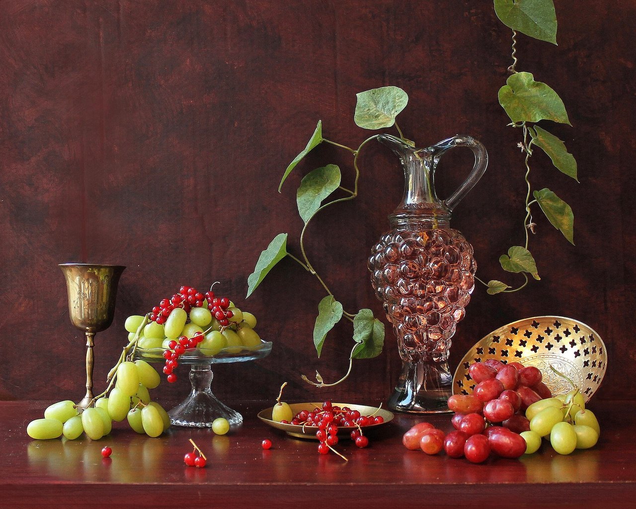 Обои виноград, ягоды, вино, вина, смородина, кубок, графин, still-life, grapes, berries, wine, currants, cup, decanter разрешение 1920x1345 Загрузить