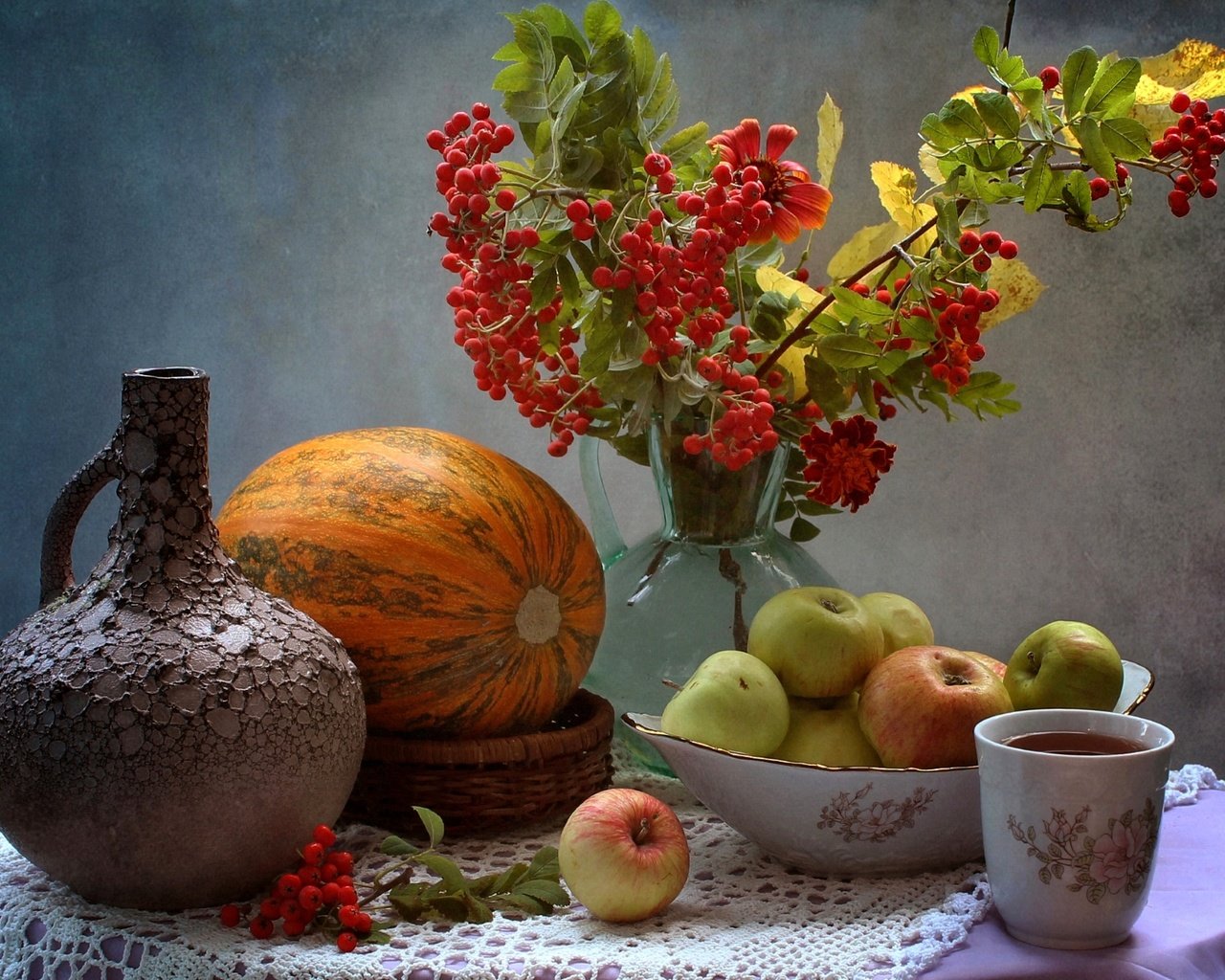 Обои яблоки, чашка, чай, кувшин, тыква, натюрморт, рябина, apples, cup, tea, pitcher, pumpkin, still life, rowan разрешение 1920x1243 Загрузить