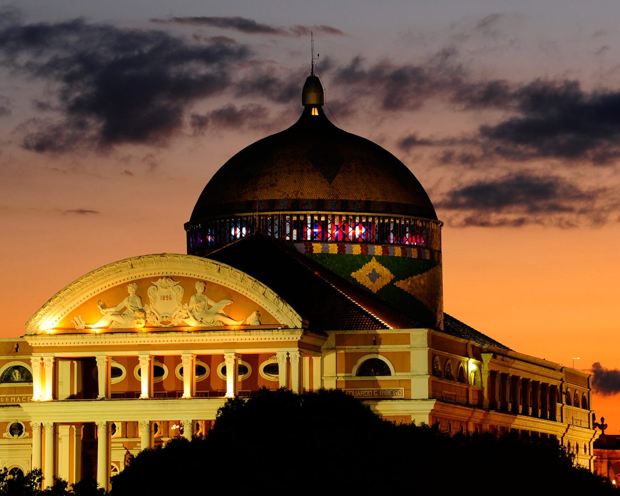 Обои ночь, огни, бразилия, зарево, театр, манаус, амазонас, night, lights, brazil, glow, theatre, manaus, amazonas разрешение 1920x1080 Загрузить