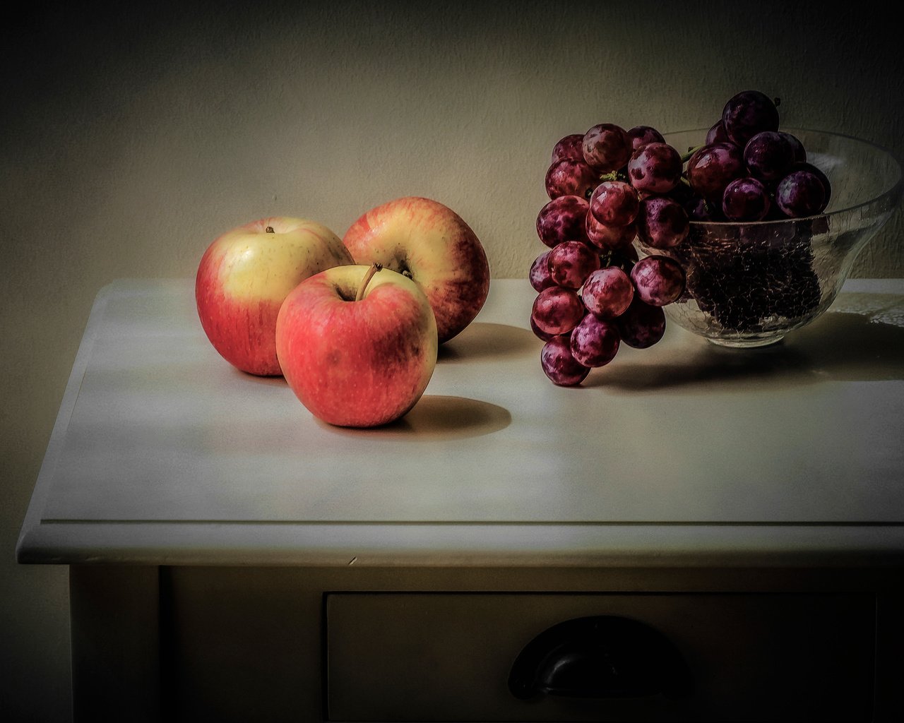 Обои виноград, фрукты, яблоки, стол, ваза, натюрморт, grapes, fruit, apples, table, vase, still life разрешение 4928x3090 Загрузить