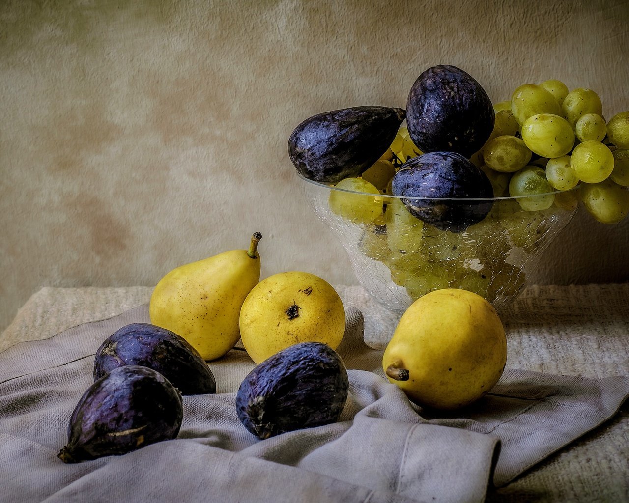 Обои виноград, фрукты, ваза, натюрморт, груши, инжир, grapes, fruit, vase, still life, pear, figs разрешение 2880x1785 Загрузить