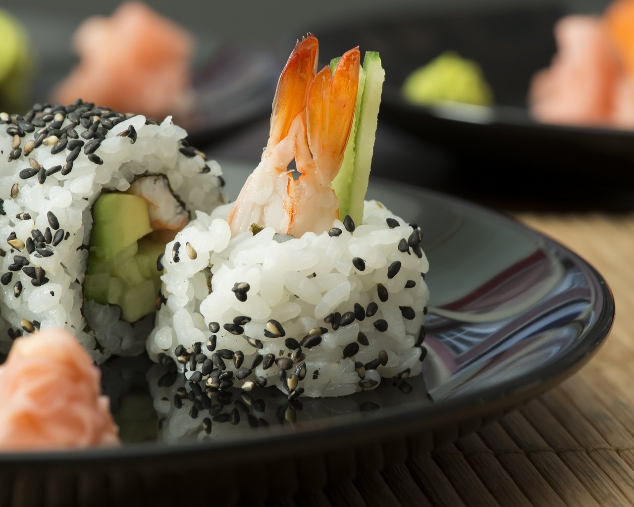 Обои суши, роллы, морепродукты, креветки, креветка, японская кухня, sushi, rolls, seafood, shrimp, japanese cuisine разрешение 2880x1922 Загрузить