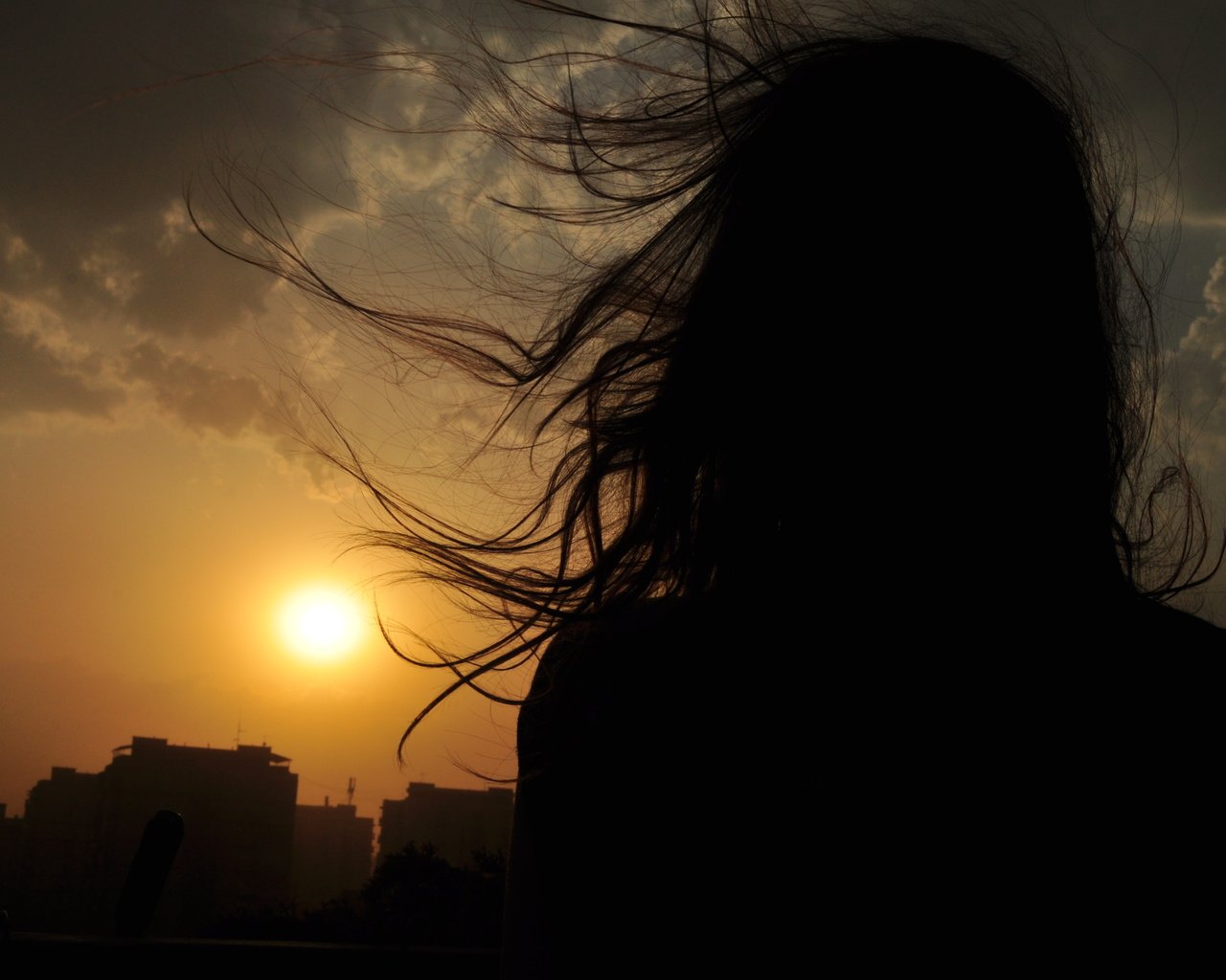 Обои небо, закат, девушка, пейзаж, волосы, ветер, the sky, sunset, girl, landscape, hair, the wind разрешение 4288x2848 Загрузить