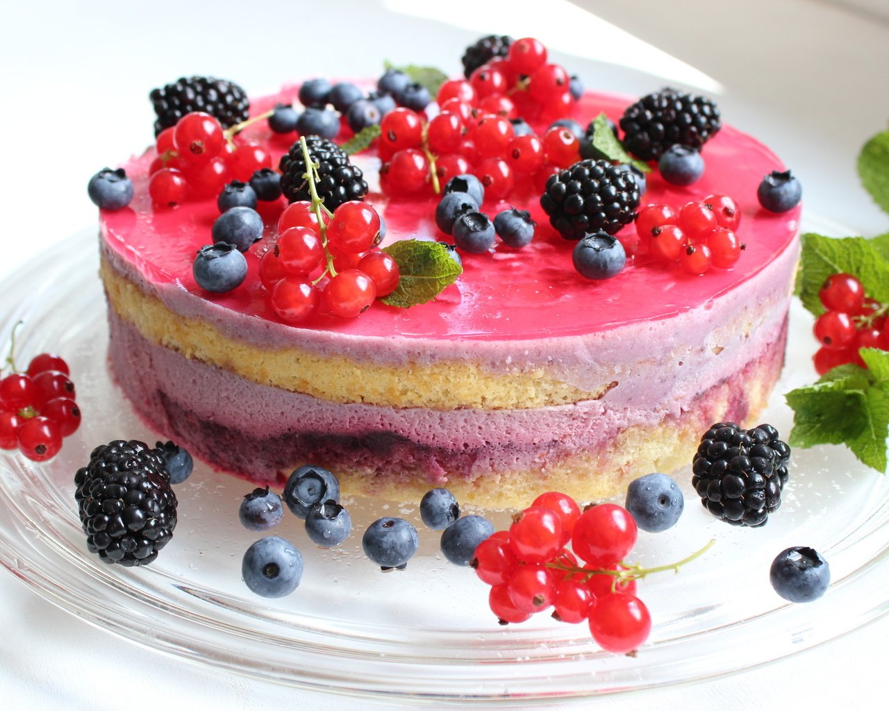 Обои ягоды, черника, сладкое, торт, красная смородина, десерт, ежевика, berries, blueberries, sweet, cake, red currant, dessert, blackberry разрешение 2560x1600 Загрузить
