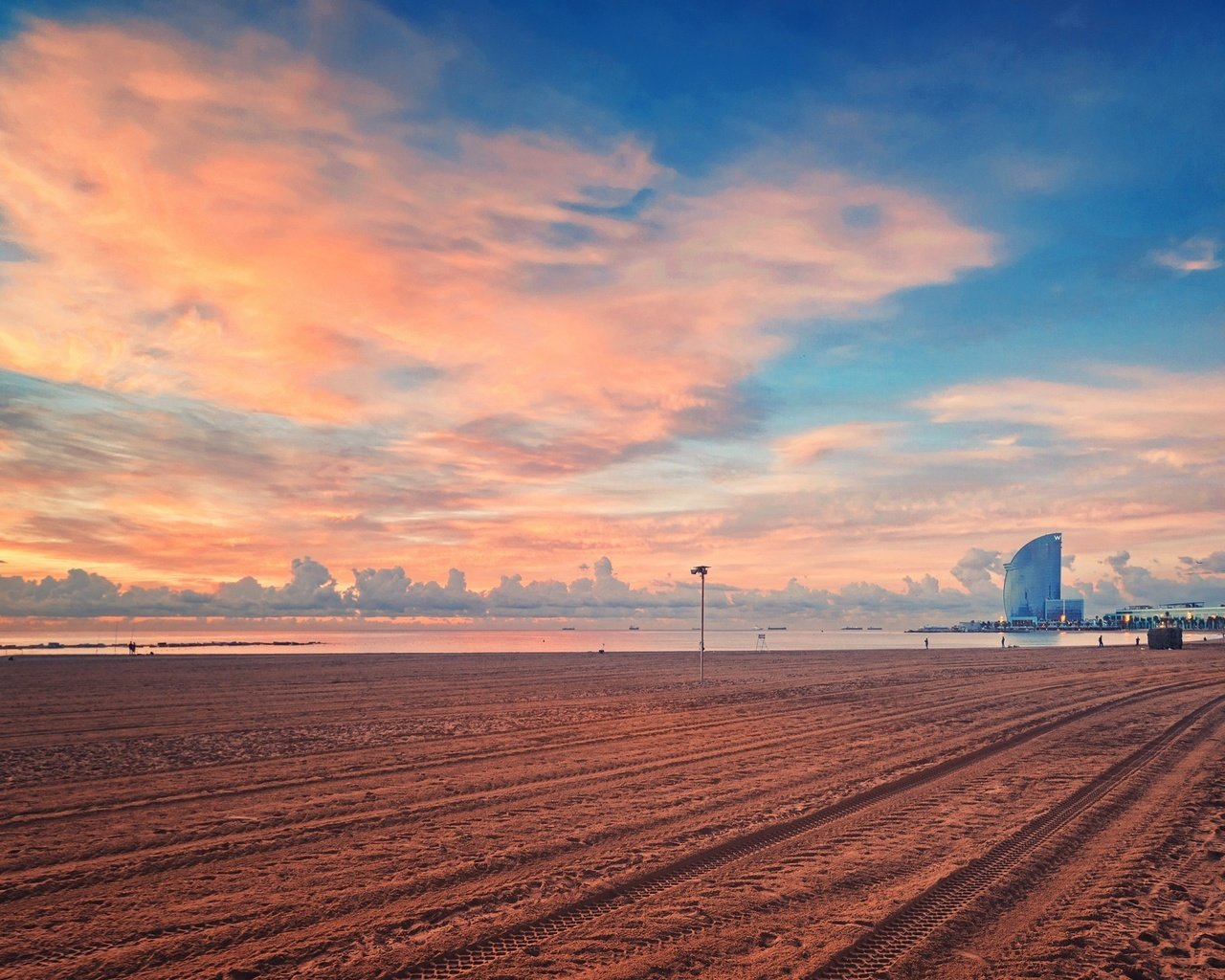 Обои закат, песок, пляж, город, испания, барселона, sunset, sand, beach, the city, spain, barcelona разрешение 2048x1364 Загрузить