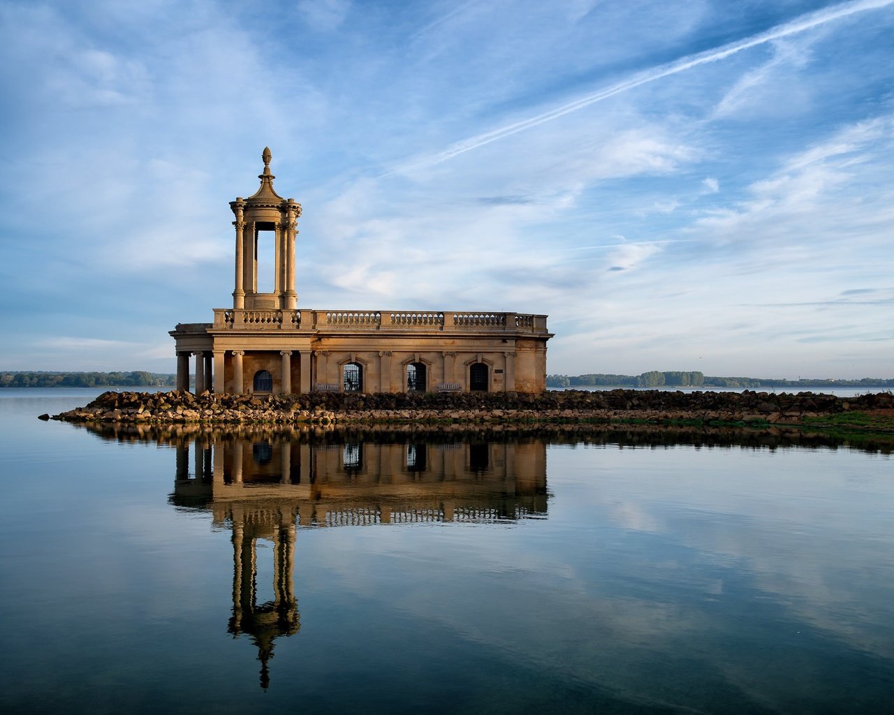 Обои небо, облака, вода, отражение, англия, часовня, rutland county, normanton, the sky, clouds, water, reflection, england, chapel разрешение 2048x1367 Загрузить