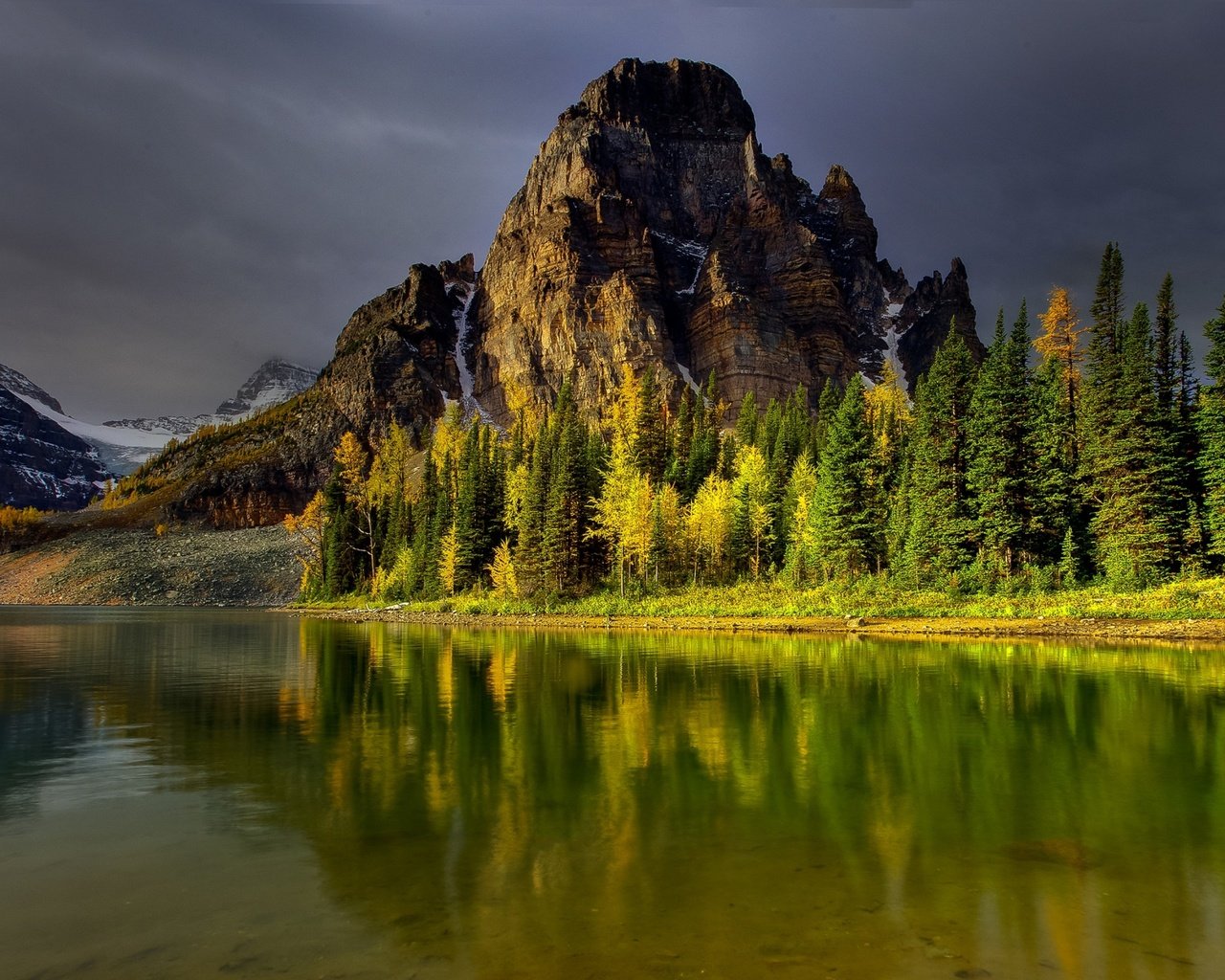 Обои небо, деревья, озеро, горы, лес, отражение, водоем, the sky, trees, lake, mountains, forest, reflection, pond разрешение 2560x1600 Загрузить