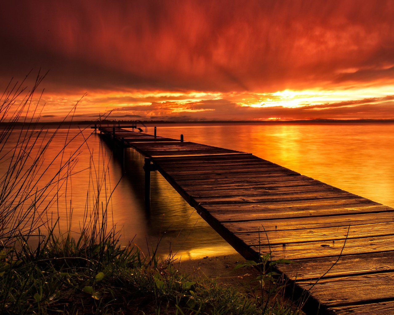 Обои небо, облака, вечер, озеро, мостик, закат, причал, зарево, the sky, clouds, the evening, lake, the bridge, sunset, pier, glow разрешение 2048x1338 Загрузить