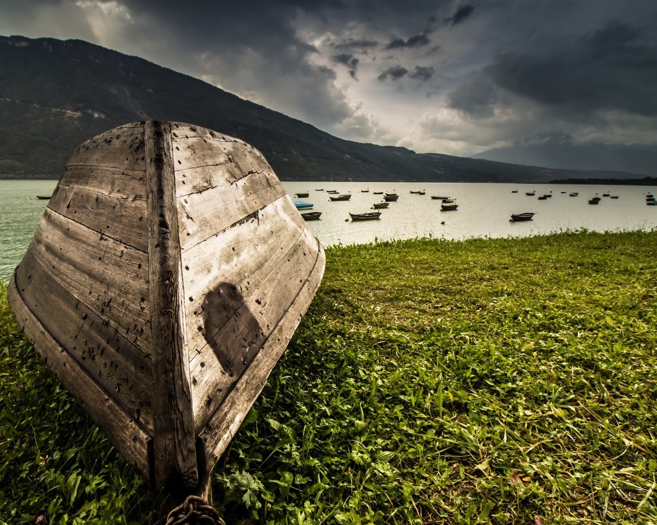 Обои река, природа, берег, зелень, гора, лодка, river, nature, shore, greens, mountain, boat разрешение 2560x1597 Загрузить