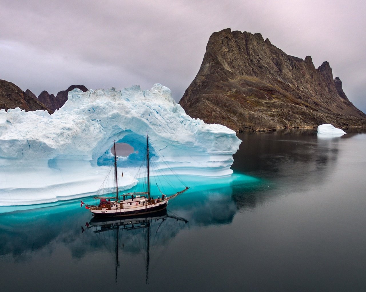 Обои скалы, отражение, пейзаж, море, корабль, лёд, айсберг, rocks, reflection, landscape, sea, ship, ice, iceberg разрешение 1920x1080 Загрузить