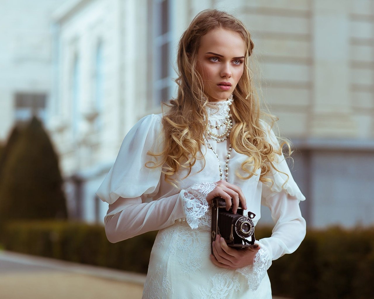 Обои стиль, девушка, платье, блондинка, фотоаппарат, локоны, style, girl, dress, blonde, the camera, curls разрешение 2000x1334 Загрузить