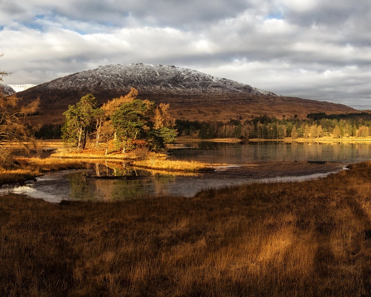 Обои трава, облака, деревья, озеро, горы, берег, шотландия, grass, clouds, trees, lake, mountains, shore, scotland разрешение 3500x2000 Загрузить