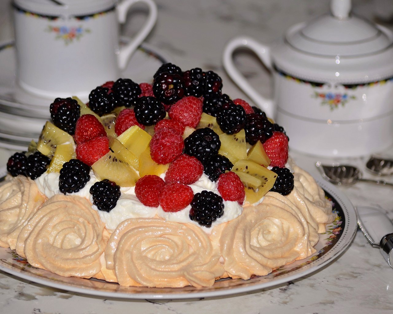 Обои стол, ягоды, торт, безе, table, berries, cake, meringue разрешение 4200x2500 Загрузить