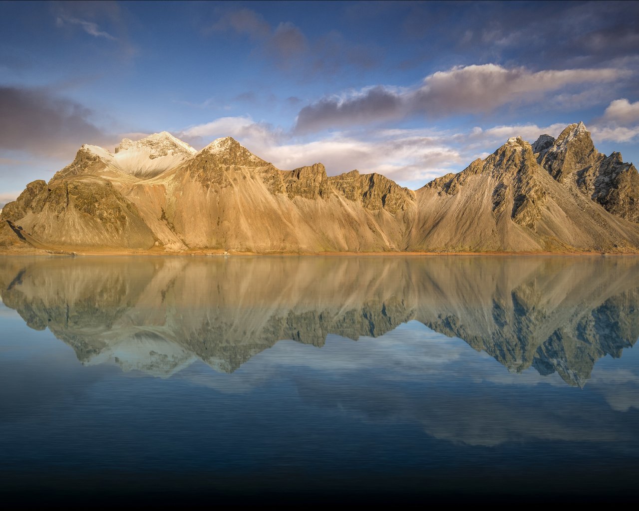 Обои небо, облака, озеро, горы, отражение, пейзаж, исландия, vestrahorn, auster-skaftafellssysla, the sky, clouds, lake, mountains, reflection, landscape, iceland разрешение 3840x2400 Загрузить