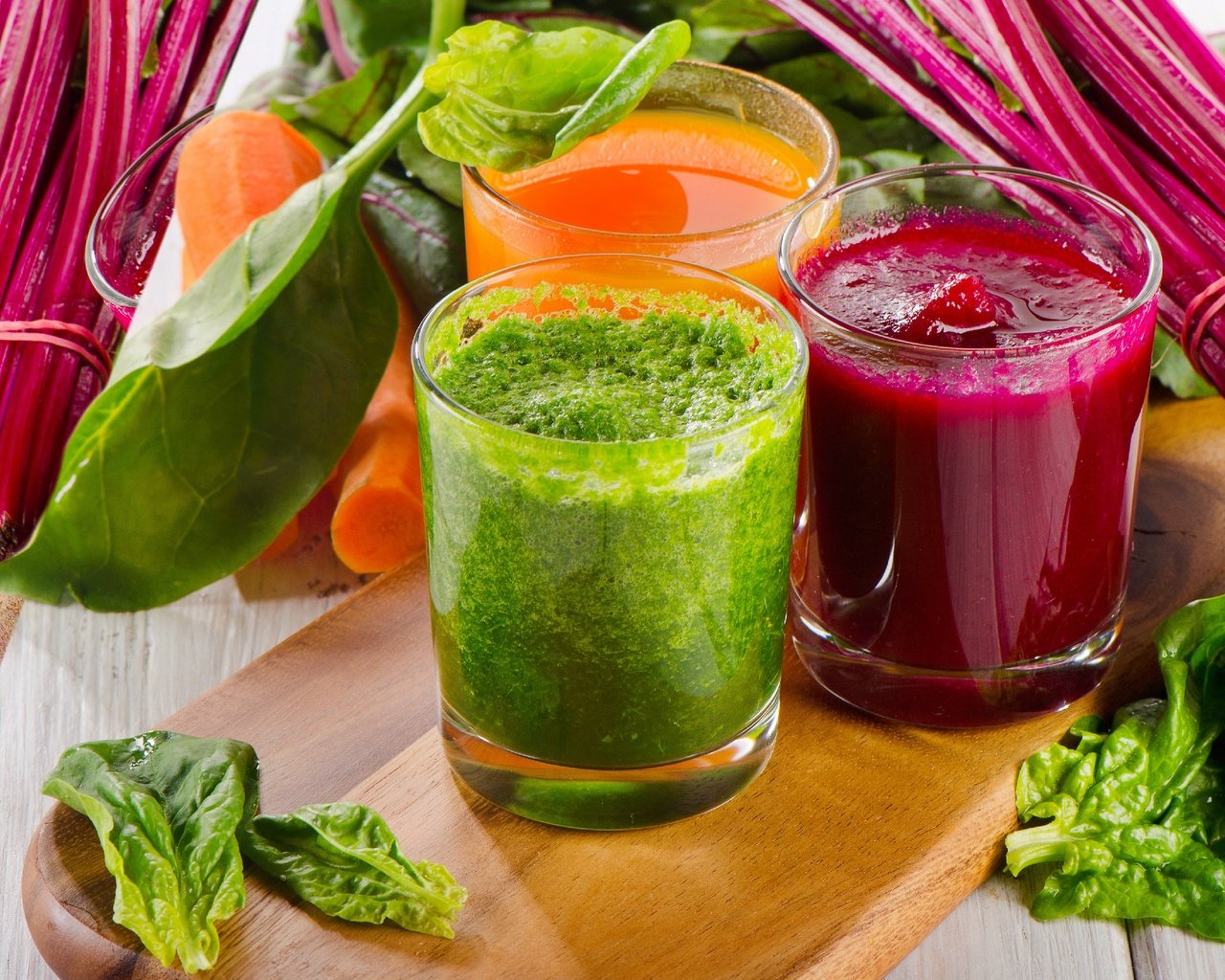 Обои зелень, овощи, стаканы, морковь, сок, смузи, свекла, greens, vegetables, glasses, carrots, juice, smoothies, beets разрешение 2560x2074 Загрузить