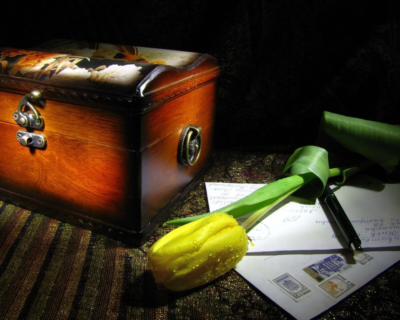 Обои цветок, капли, натюрморт, письма, желтый тюльпан, сундучок, flower, drops, still life, letters, yellow tulip, chest разрешение 2560x1900 Загрузить