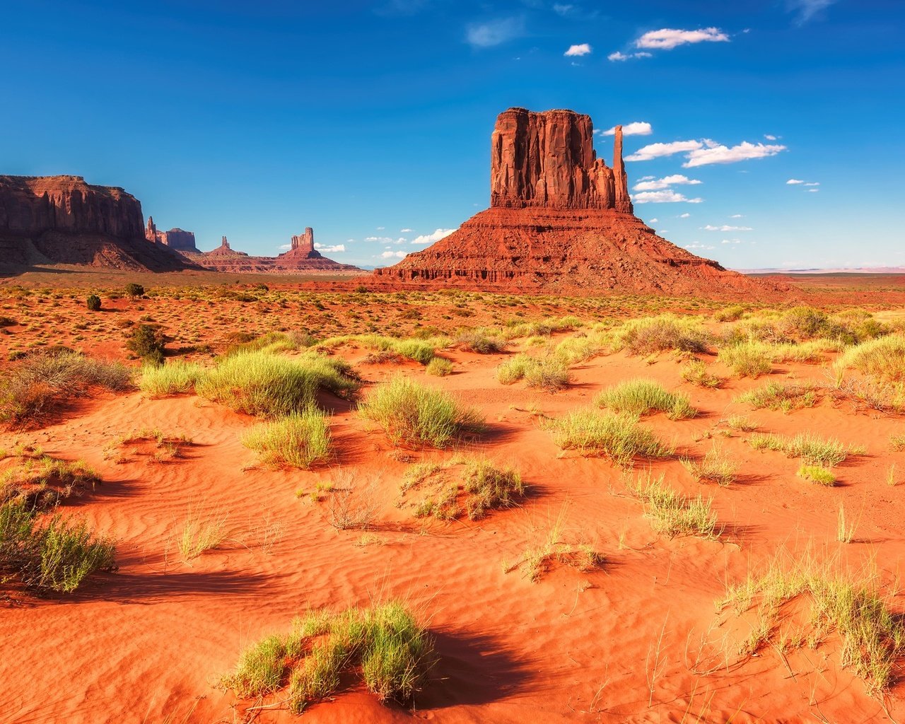 Обои трава, горы, скалы, пустыня, сша, аризона, долина монументов, grass, mountains, rocks, desert, usa, az, monument valley разрешение 1920x1282 Загрузить