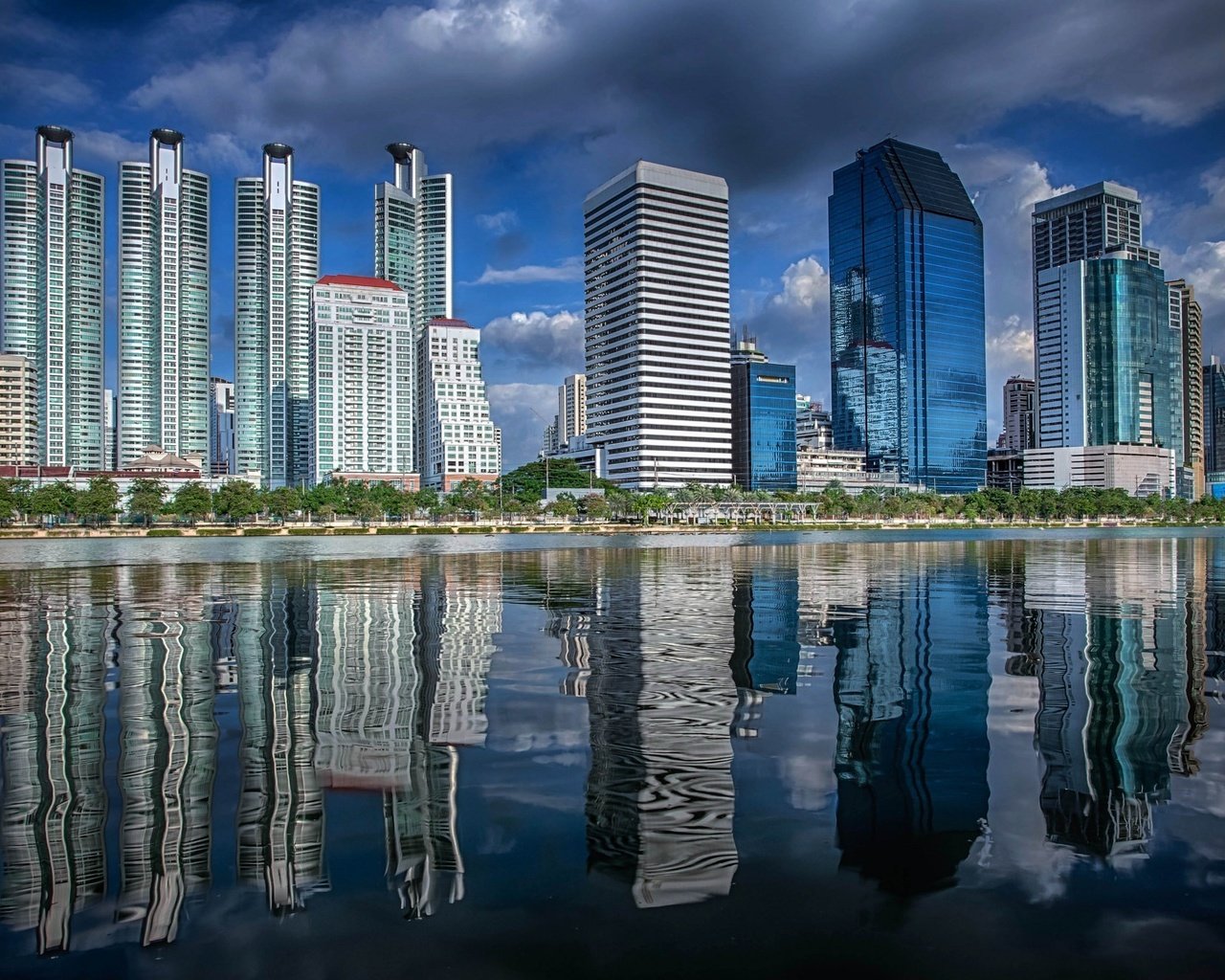 Обои отражение, город, небоскребы, океан, таиланд, бангкок, reflection, the city, skyscrapers, the ocean, thailand, bangkok разрешение 2048x1312 Загрузить