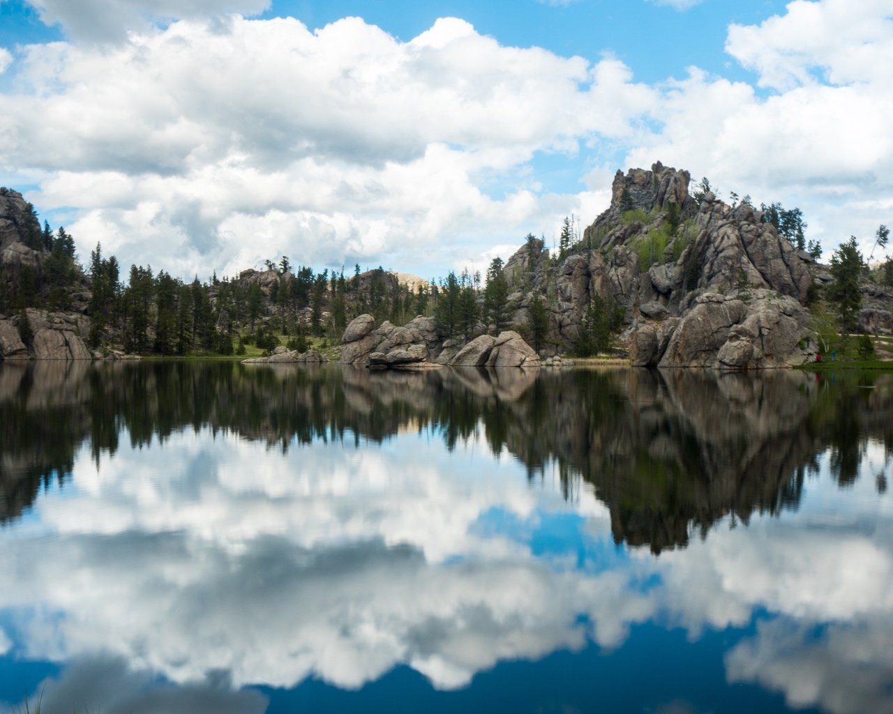 Обои небо, облака, озеро, скалы, природа, камни, отражение, пейзаж, the sky, clouds, lake, rocks, nature, stones, reflection, landscape разрешение 4608x3072 Загрузить