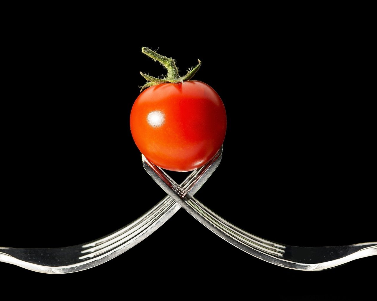 Обои черный фон, овощи, вилки, помидор, томат, black background, vegetables, fork, tomato разрешение 3701x2504 Загрузить