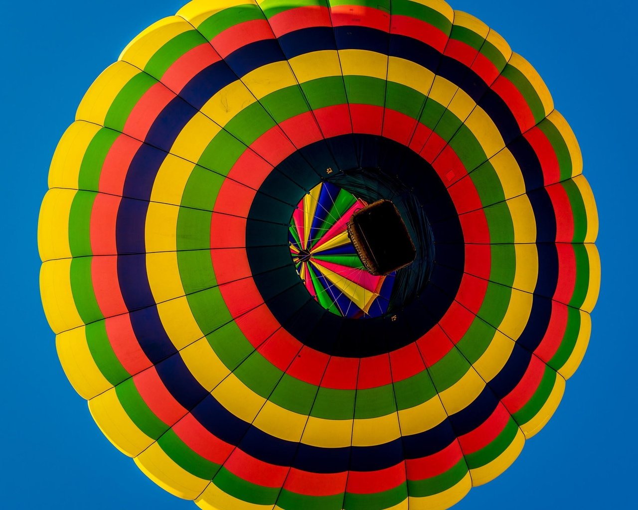 Обои полосы, небо, полет, разноцветные, воздушный шар, вид снизу, strip, the sky, flight, colorful, balloon, bottom view разрешение 2048x1911 Загрузить