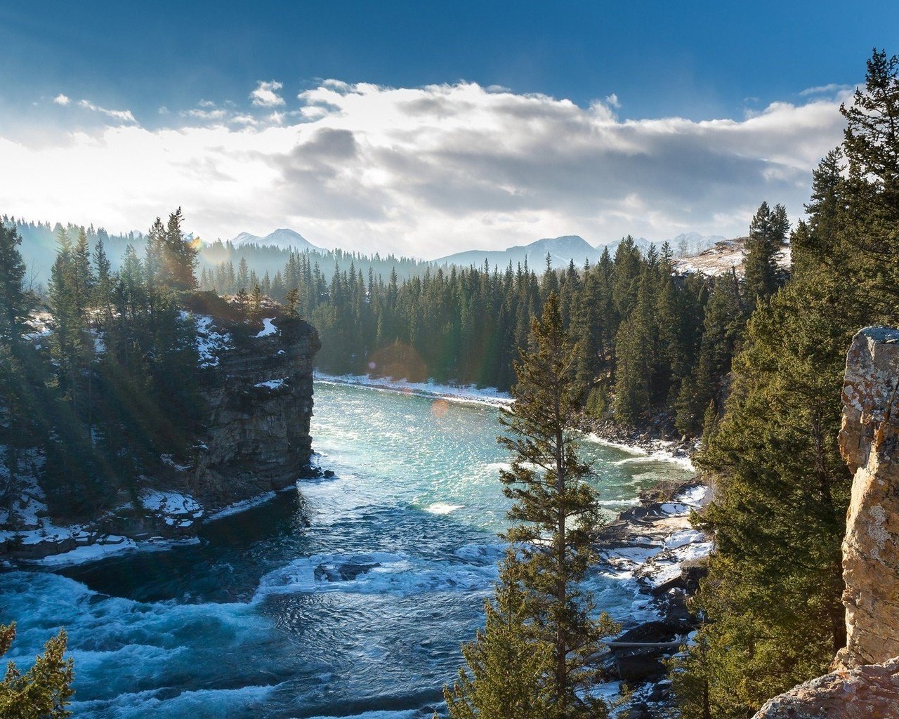 Обои деревья, река боу, горы, bow river, скалы, зима, канада, альберта, горная река, провинция альберта, trees, the bow river, mountains, rocks, winter, canada, albert, mountain river, alberta разрешение 1920x1080 Загрузить