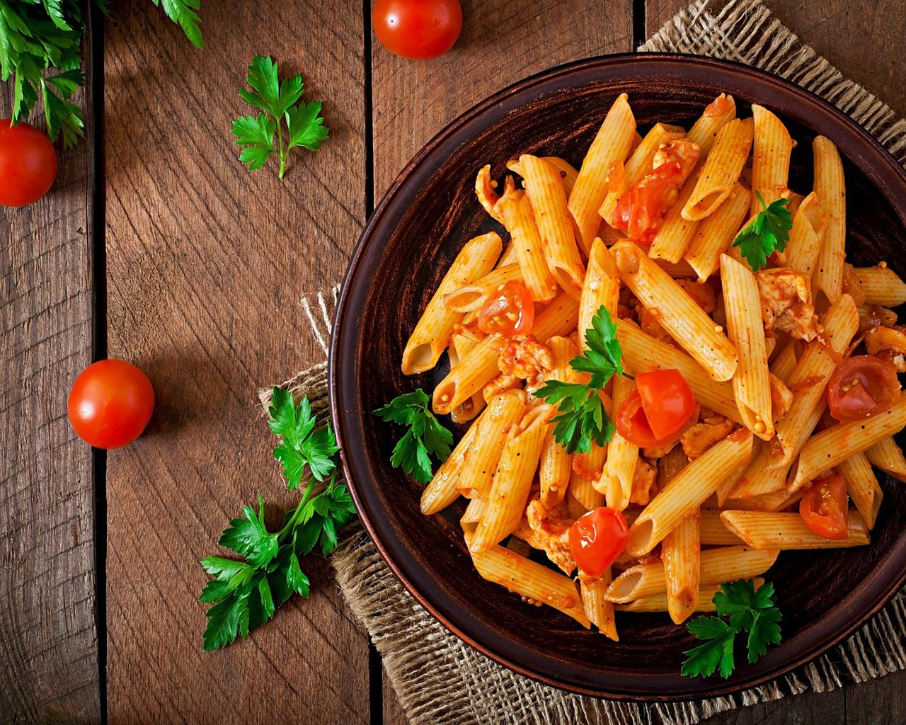 Обои помидоры, соус, петрушка, макароны, паста, tomatoes, sauce, parsley, pasta разрешение 1920x1200 Загрузить