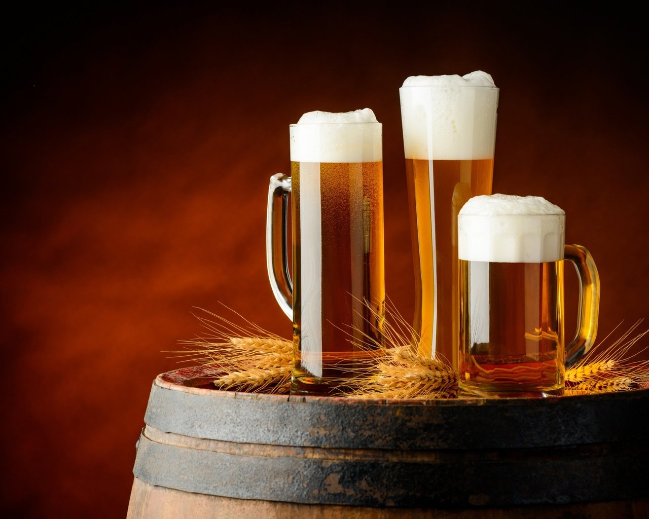 Обои колосья, кружки, пиво, пена, бочка, ears, mugs, beer, foam, barrel разрешение 2560x1708 Загрузить