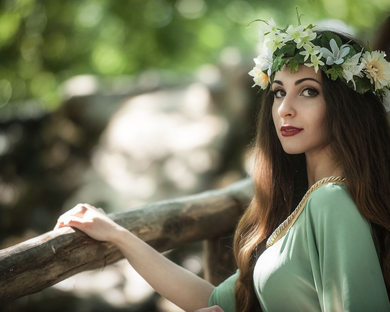 Обои девушка, платье, взгляд, венок, боке, girl, dress, look, wreath, bokeh разрешение 2048x1365 Загрузить