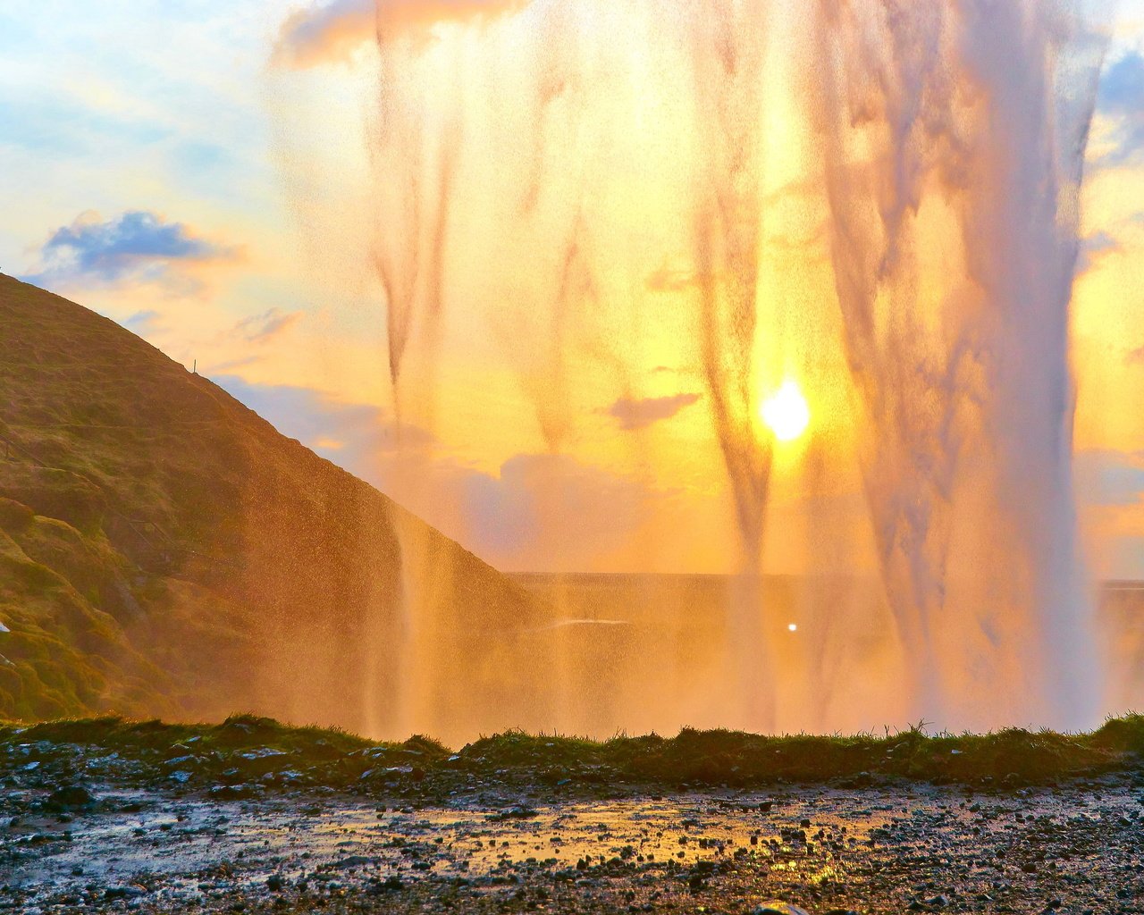 Обои небо, вода, солнце, закат солнца, водопад, брызги, пещера, the sky, water, the sun, sunset, waterfall, squirt, cave разрешение 3840x2341 Загрузить