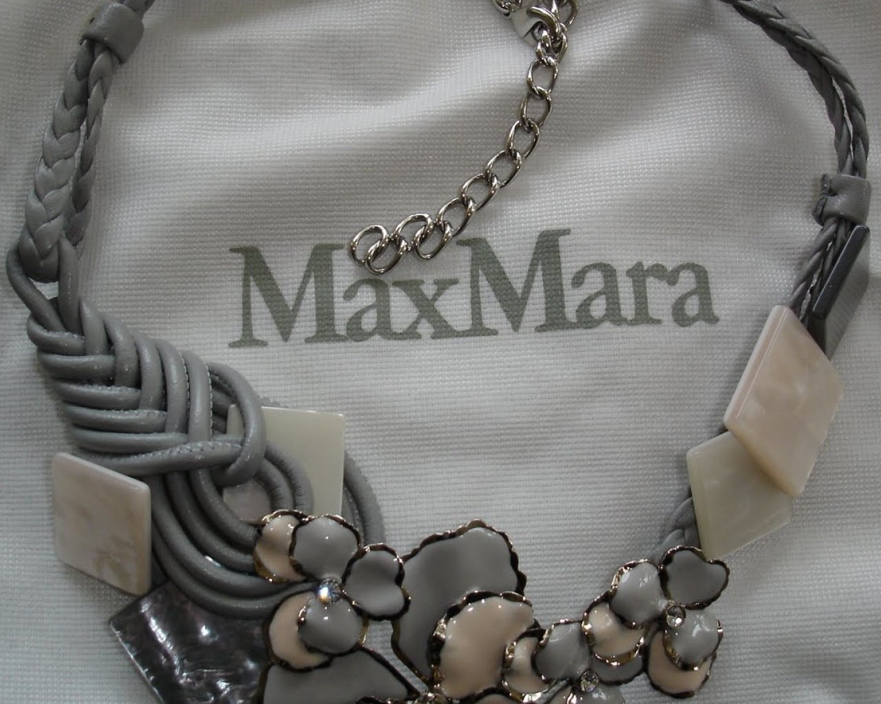Обои бренд, украшение, колье, brand, decoration, necklace разрешение 1920x1080 Загрузить