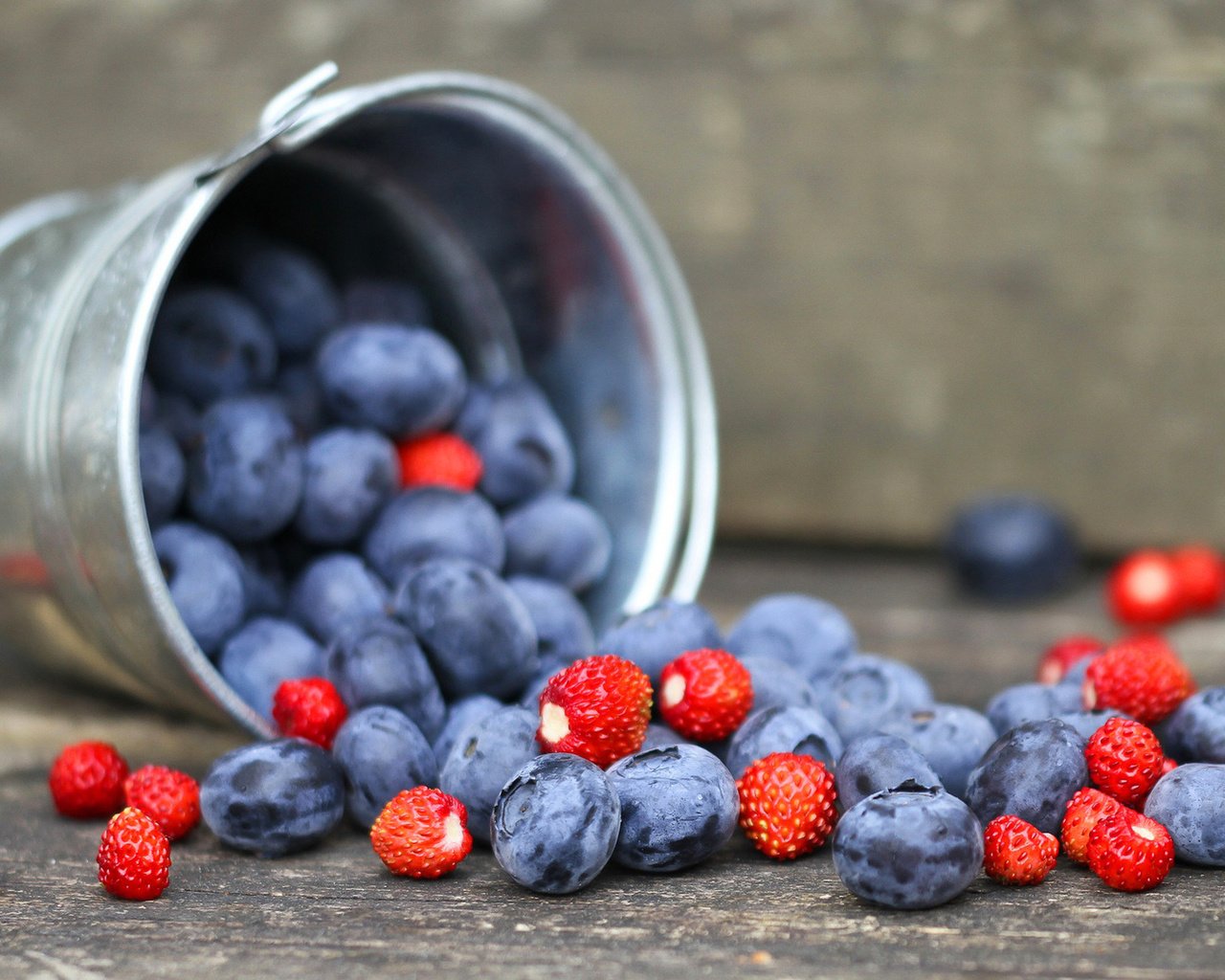 Обои ягоды, черника, земляника, ведерко, berries, blueberries, strawberries, bucket разрешение 1920x1080 Загрузить