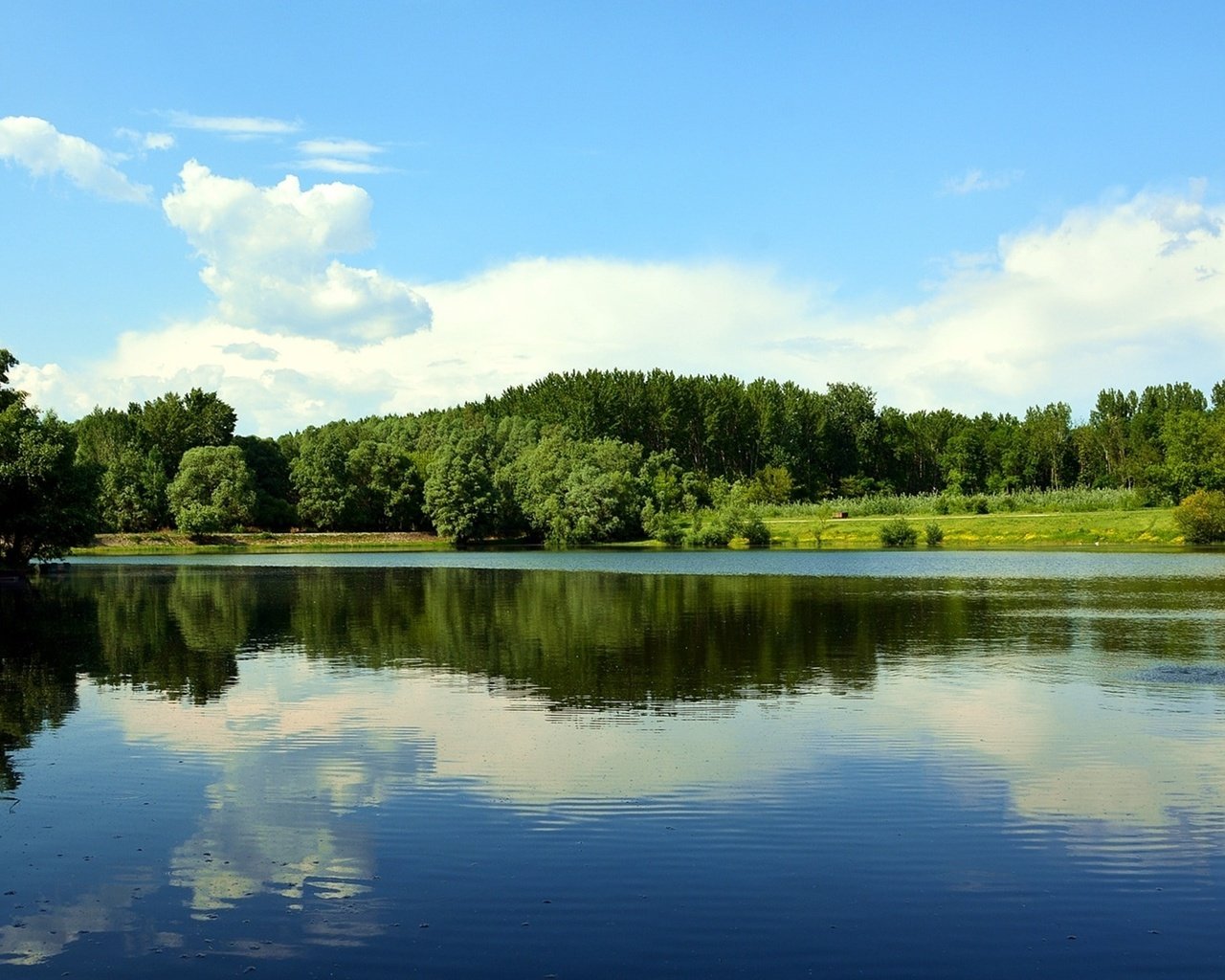 Обои небо, пейзаж, облака, деревья, вода, озеро, река, природа, отражение, the sky, landscape, clouds, trees, water, lake, river, nature, reflection разрешение 1950x1297 Загрузить