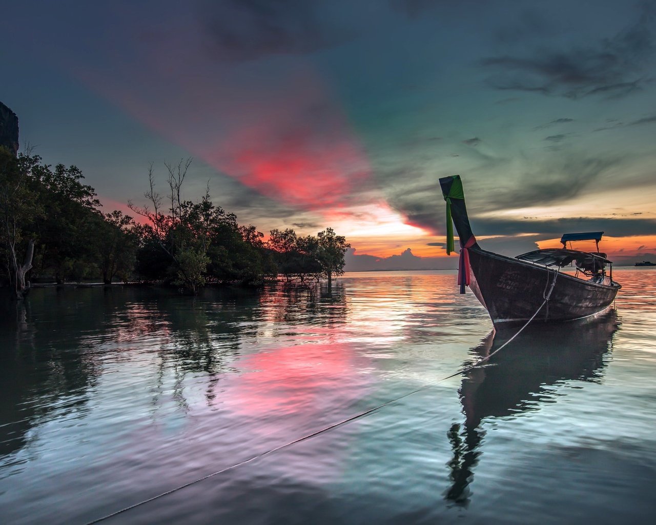 Обои небо, облака, деревья, закат, море, лодка, the sky, clouds, trees, sunset, sea, boat разрешение 2048x1142 Загрузить