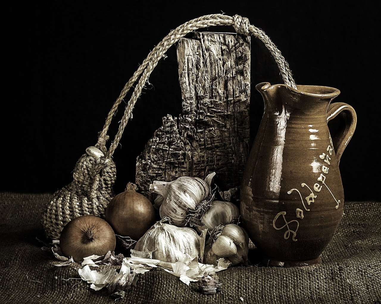 Обои лук, черный фон, кувшин, натюрморт, чеснок, мешковина, bow, black background, pitcher, still life, garlic, burlap разрешение 2048x1317 Загрузить