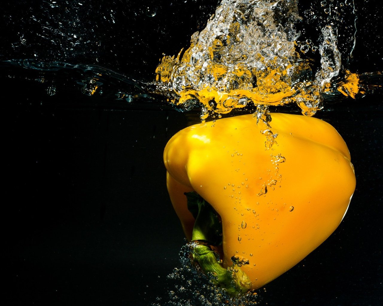 Обои вода, желтый, капли, черный фон, овощи, перец, сладкий, yellow bell pepper, water, yellow, drops, black background, vegetables, pepper, sweet разрешение 1920x1200 Загрузить