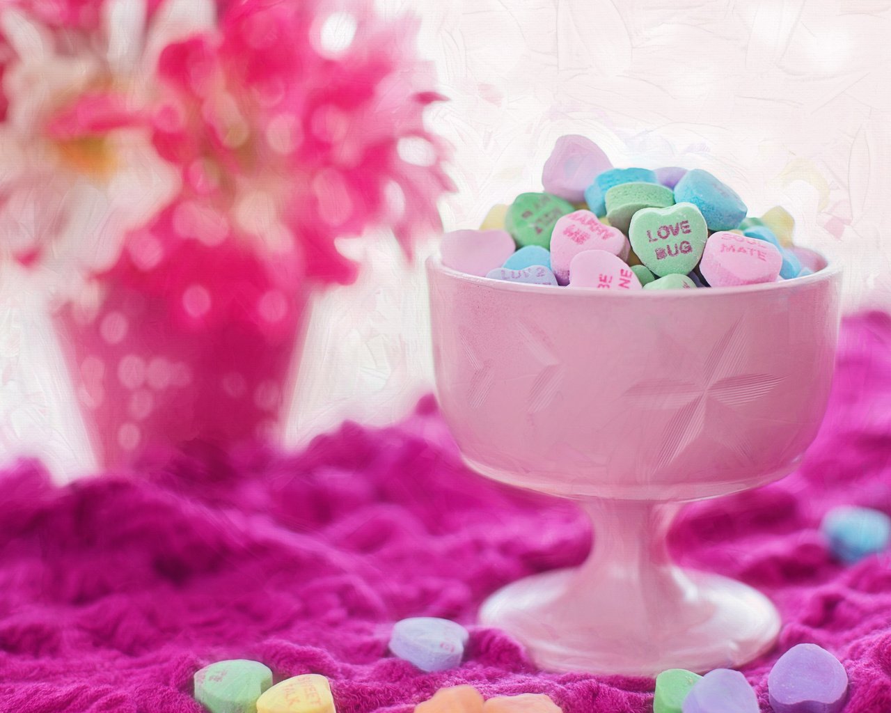 Обои конфеты, любовь, сердца, сердечки, сладкое, десерт, вазочка, candy, love, heart, hearts, sweet, dessert, vase разрешение 3840x2160 Загрузить