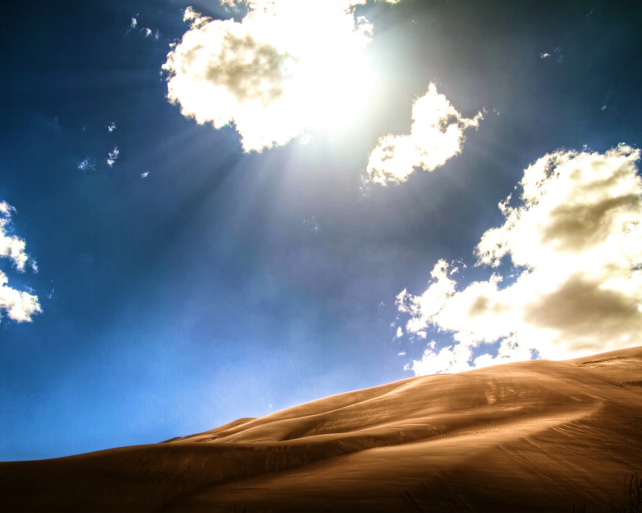 Обои небо, облака, песок, пустыня, дюны, колорадо, солнечный свет, the sky, clouds, sand, desert, dunes, colorado, sunlight разрешение 2560x1700 Загрузить