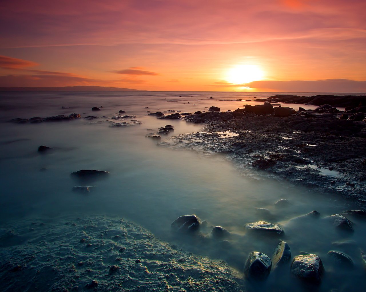 Обои небо, солнце, камни, берег, закат, море, пляж, the sky, the sun, stones, shore, sunset, sea, beach разрешение 2560x1790 Загрузить