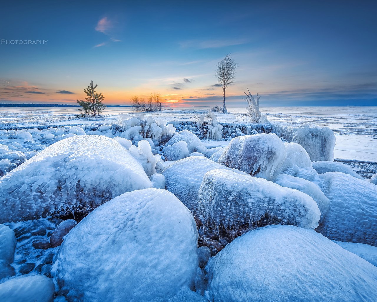 Обои небо, лёд, деревья, озеро, природа, камни, закат, зима, пейзаж, the sky, ice, trees, lake, nature, stones, sunset, winter, landscape разрешение 1920x1200 Загрузить