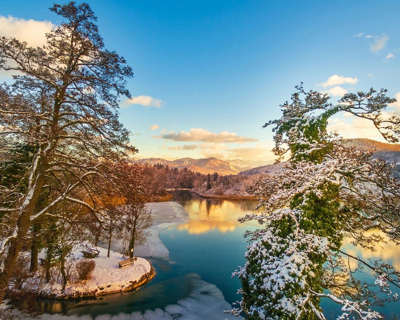 Обои небо, облака, река, горы, природа, лес, зима, отражение, the sky, clouds, river, mountains, nature, forest, winter, reflection разрешение 1920x1200 Загрузить